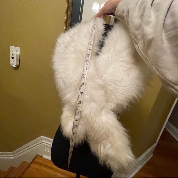 Faux fur stole - Picture 4 of 7